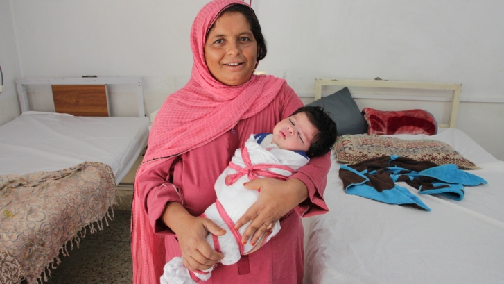 The evil eye is a child care issue in Pakistan  /  Shakeela y su bebé recién nacido, Muza Milshah. Laurie Bonnaud/MSFwww.msf.es